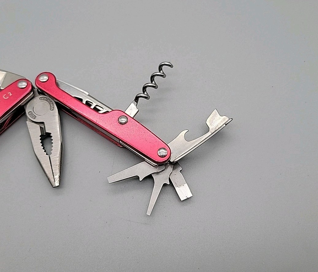 Leatherman JUICE C2 Multitool – Dated 0508 – Red – Knife, Pliers *Retired*