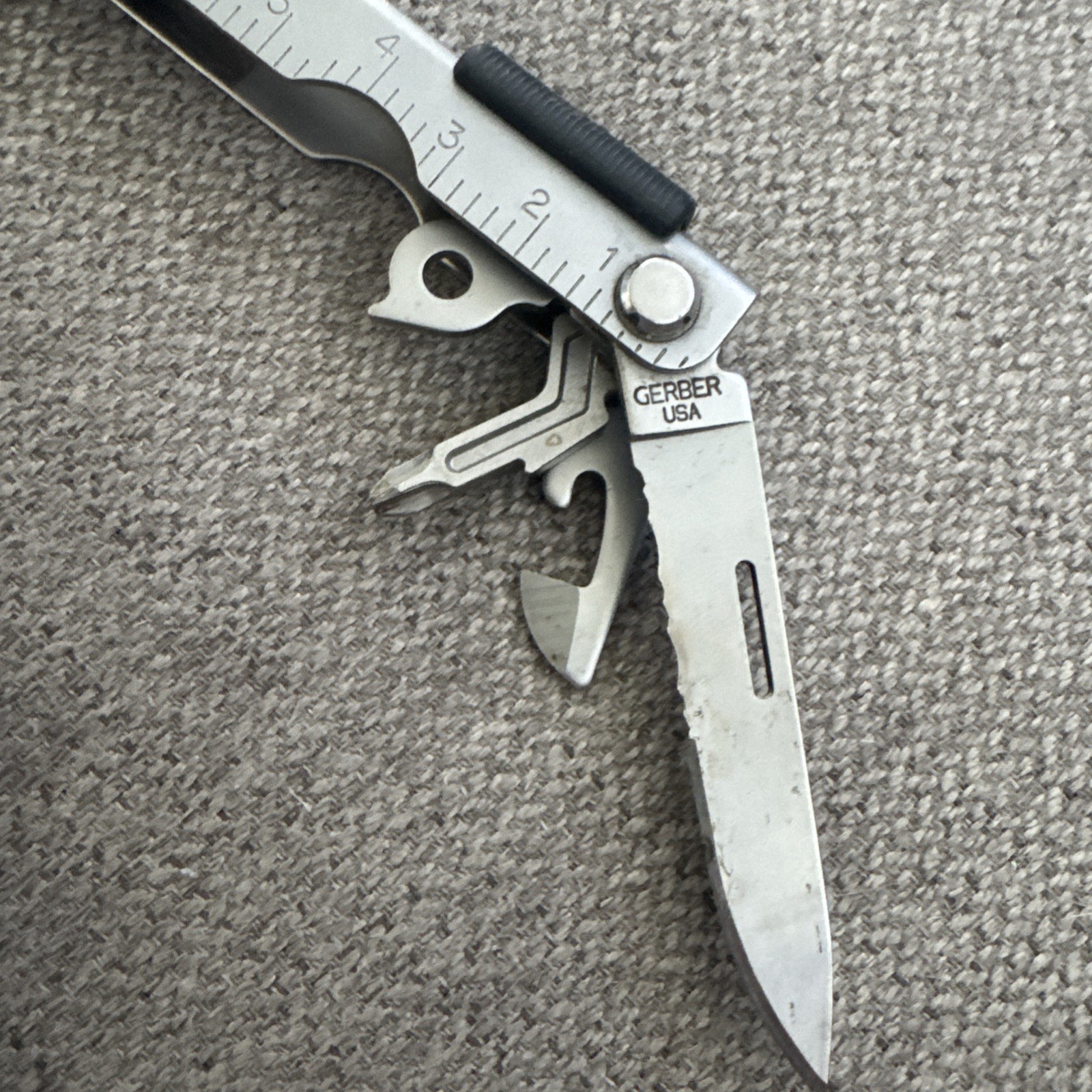 Gerber Multi-Tool MP 600 Silver & Camo carrying case Needle Nose