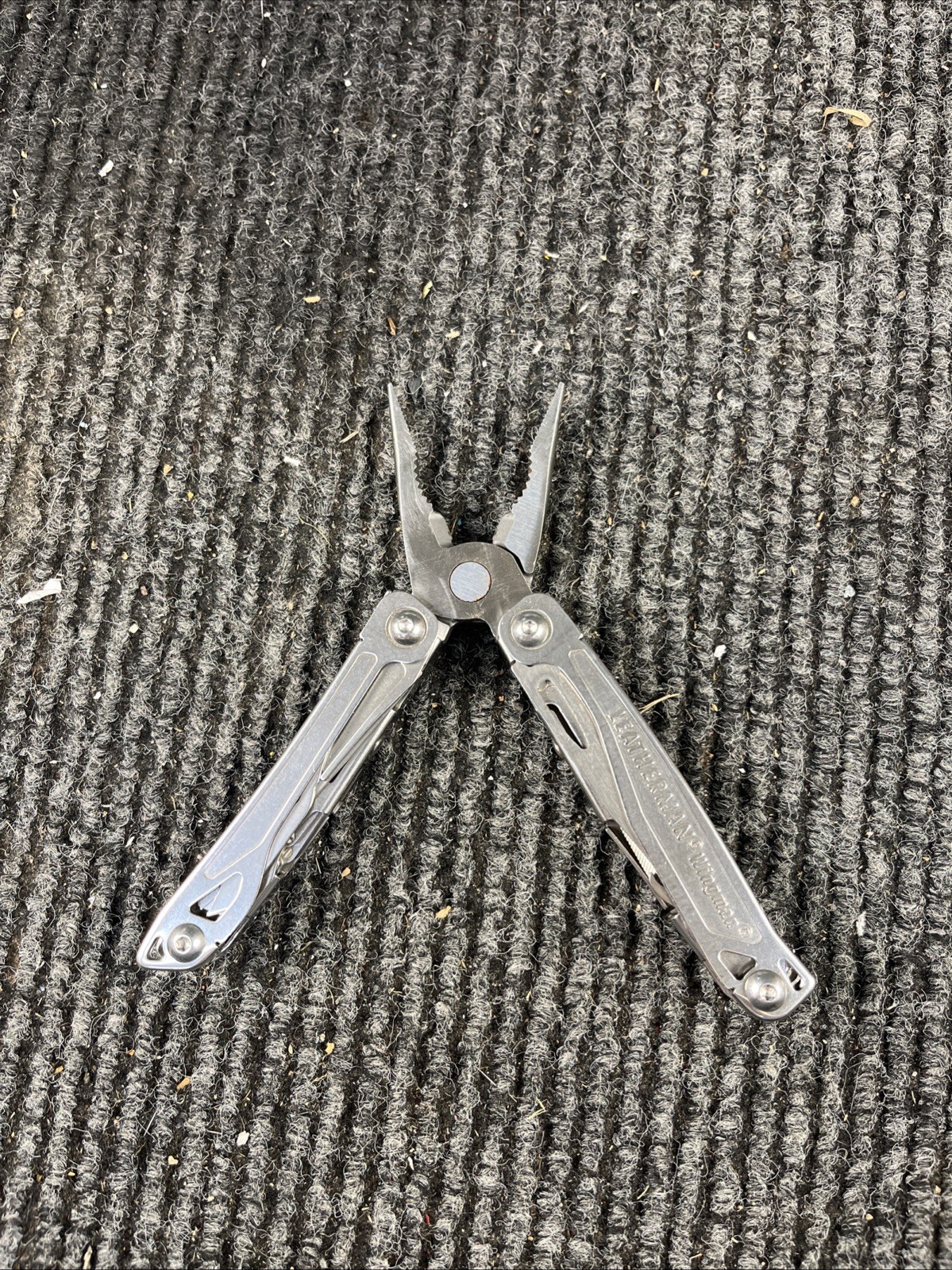 Leatherman Wingman Multitool with 14 tools Needle Nose pliers, wire cutter (031)