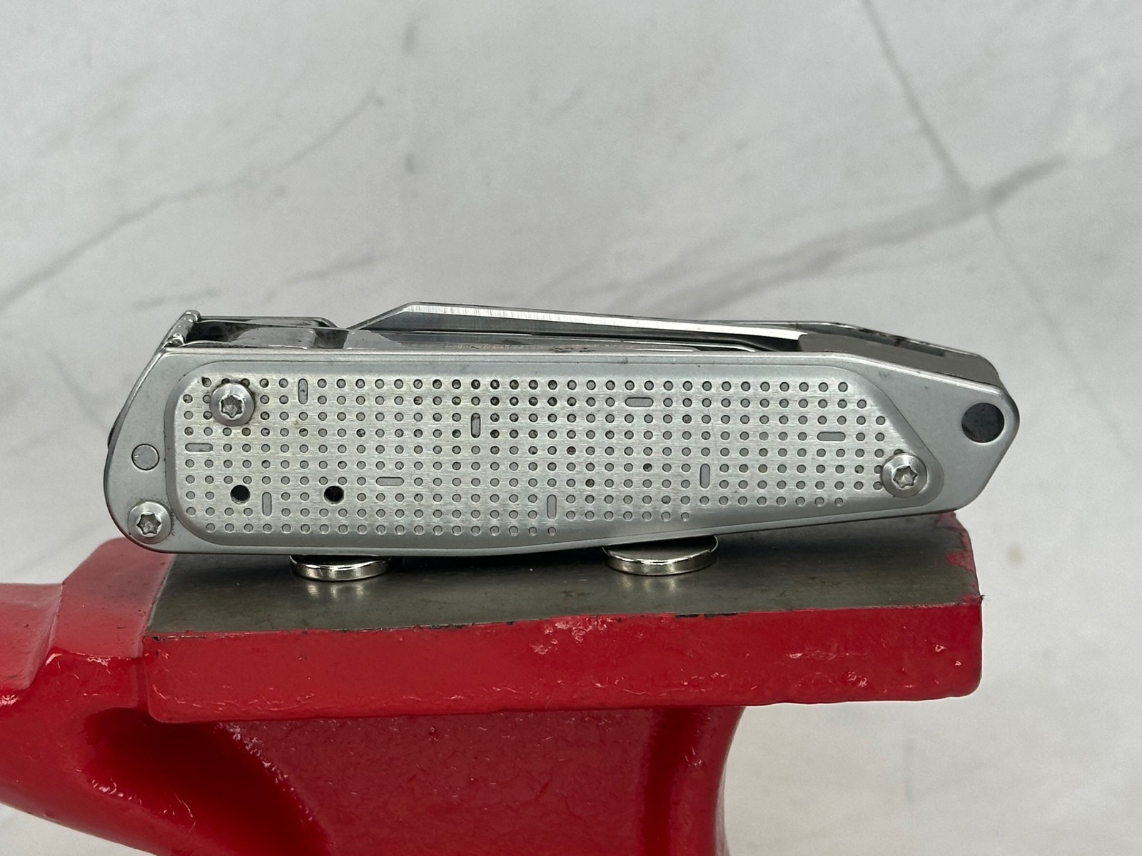 Leatherman FREE T2 Multitool Folding Knife Silver Tone EDC USA