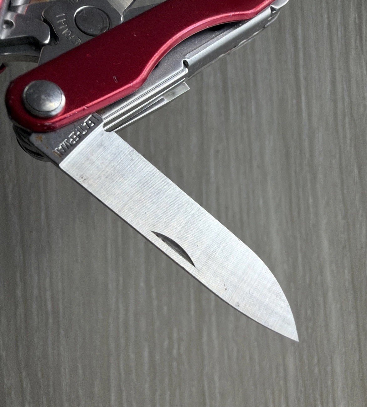 Leatherman Squirt S4 MultiTool Scissors Knife File Drivers Tweezers Red Metallic