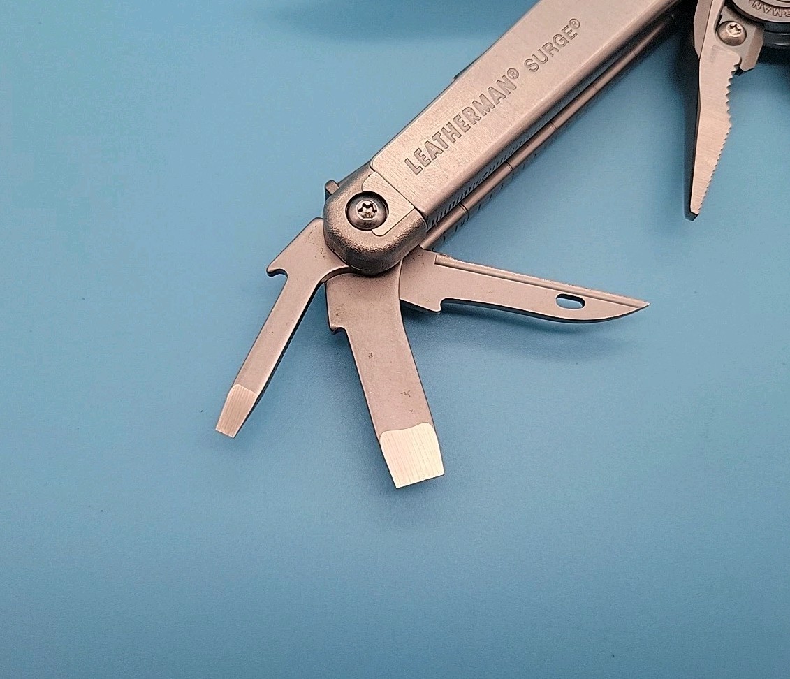Leatherman Surge Multi-Tool w/ Sheath – Dated 1217 – Silver – Pliers, Knife