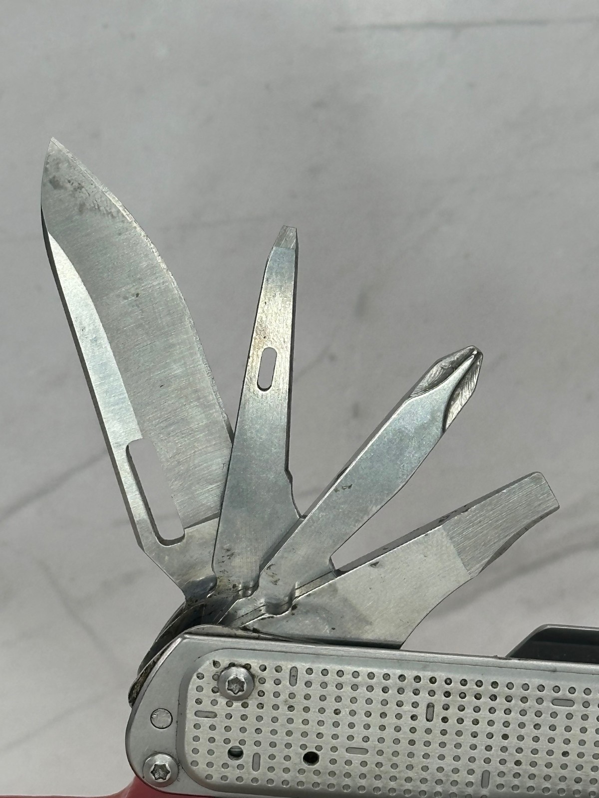 Leatherman FREE T2 Multitool Folding Knife Silver Tone EDC USA