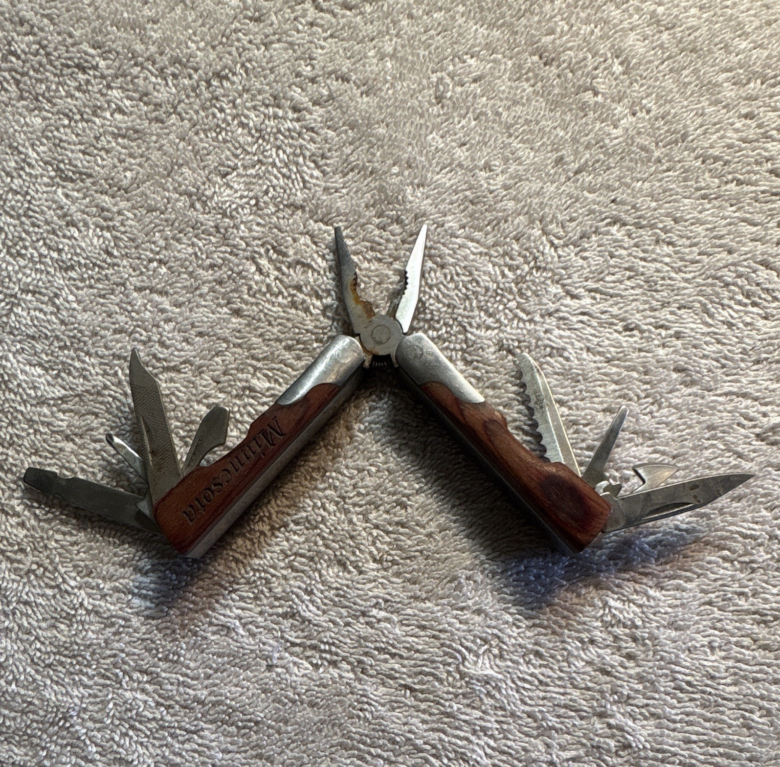 Minnesota Folding Multi-Tool 9 Functions Pliers 2″ Part Serrated Knife Wood
