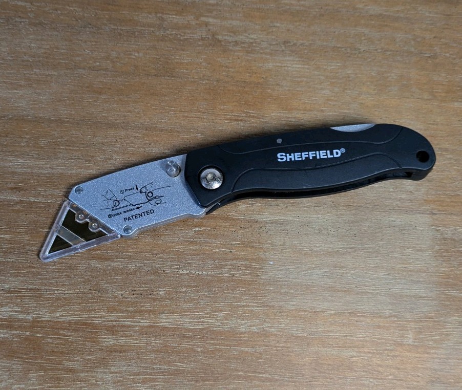 Sheffield Mulitool And Utility Knife In Black And Red Belt Case