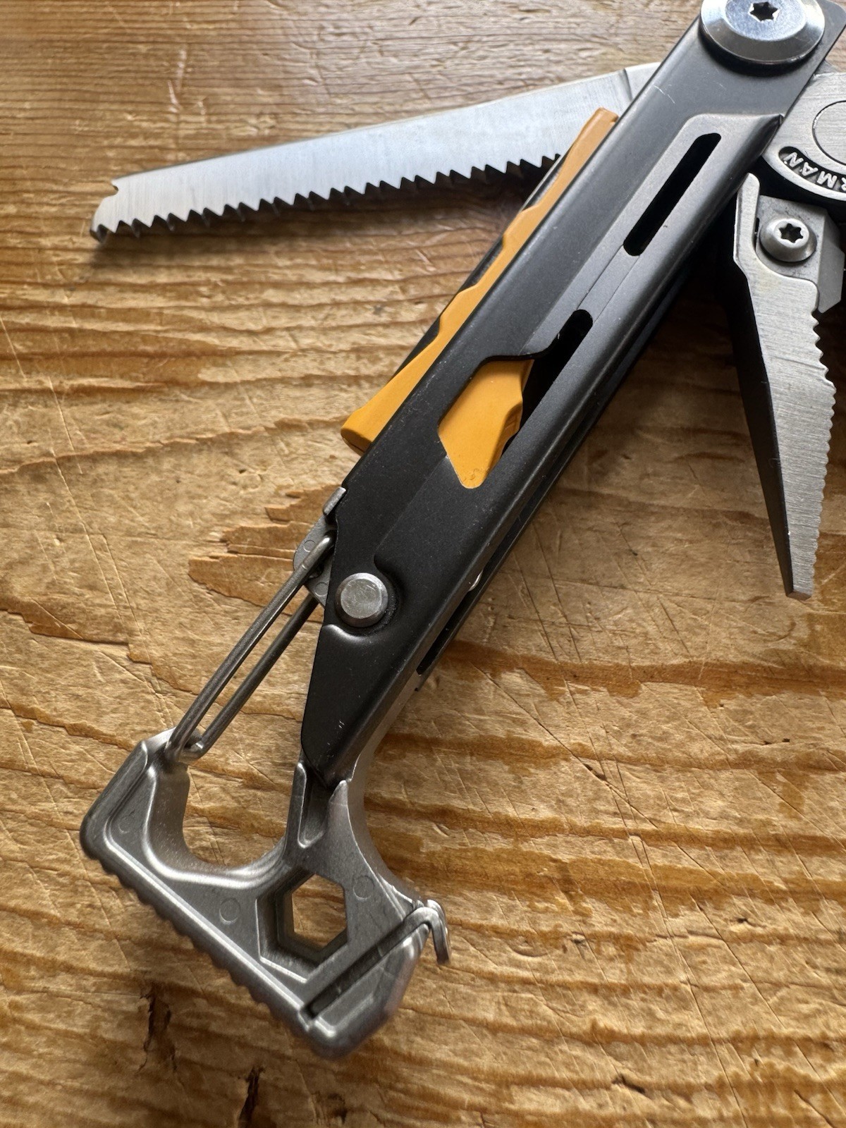 Leatherman Signal Multi-Tool Black / Yellow – Excellent!