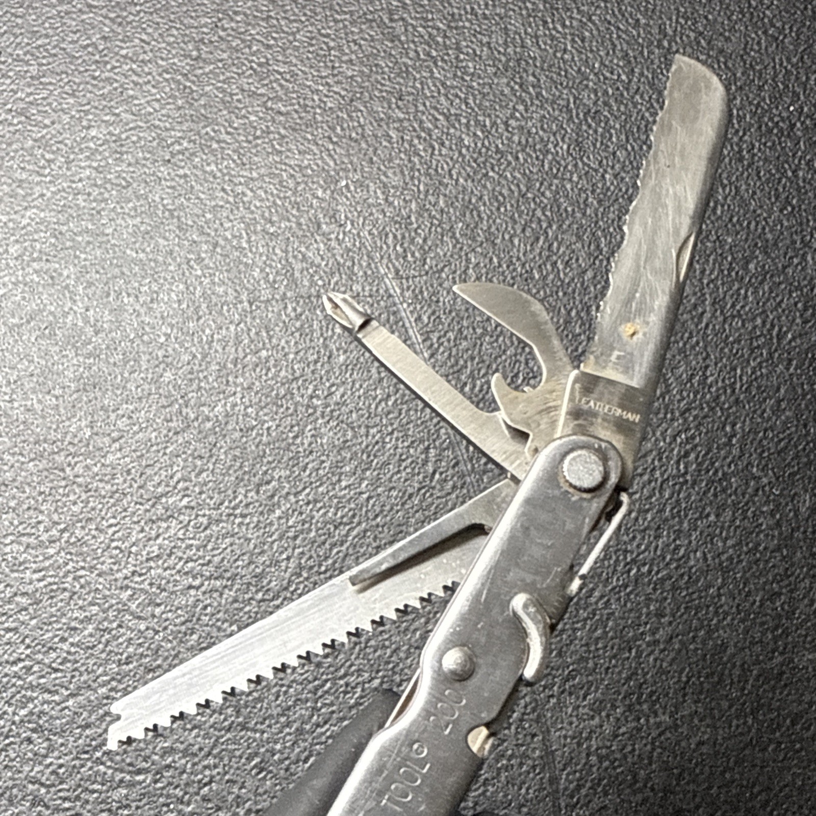 LEATHERMAN 200 SUPER TOOL SELLING FOR PARTS NOT WORKING