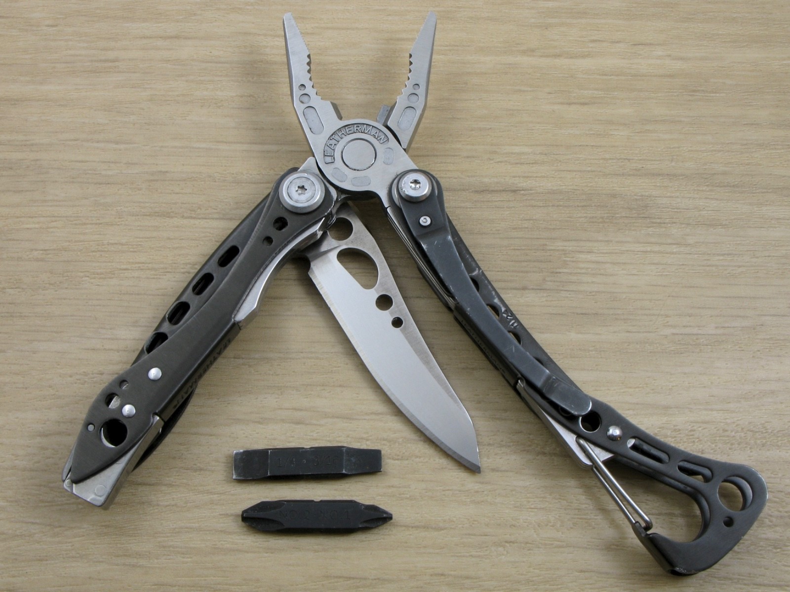 Leatherman Skeletool CX Multi-Tool 154CM Plain Edge Knife, Black, USA – VG