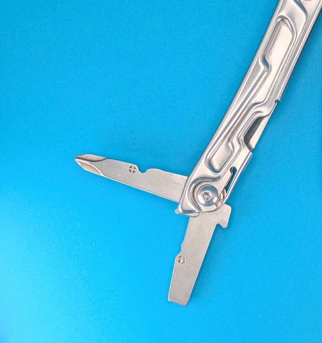 Leatherman Rev 3.8″ Multi-Tool, Stainless! *SOME RUST ON ITEM*
