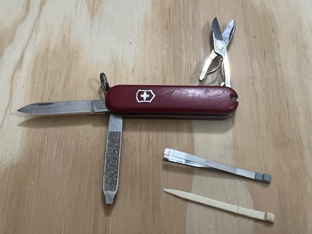 Victorinox Swiss Army Classic SD Red Keychain Multi-Tool – Great condition