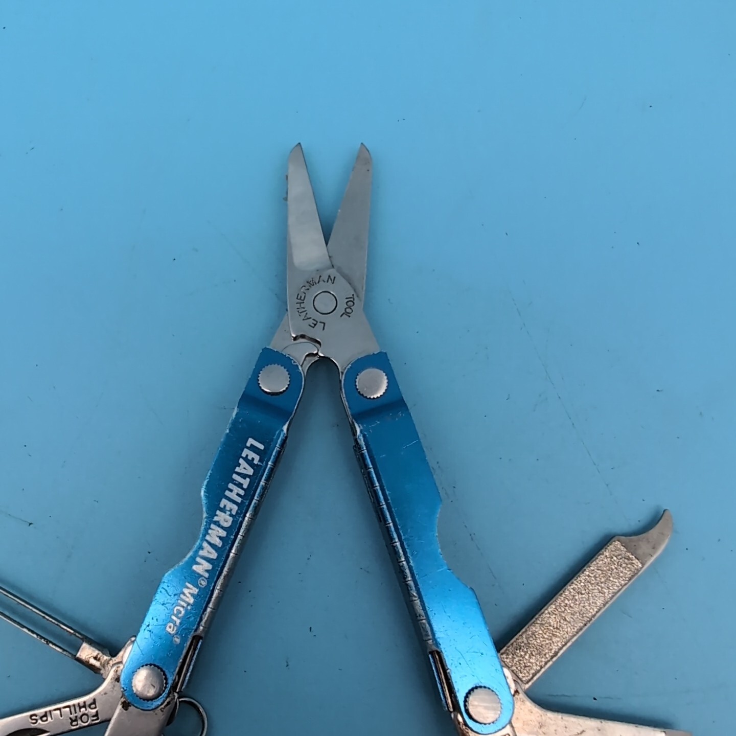 Leatherman MICRA Multi-Tool BLUE Scissors Knives Tweezers MORE Q68