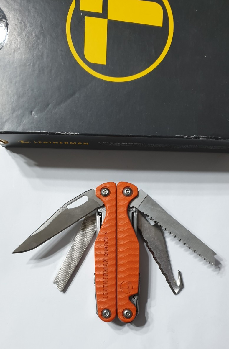 🔥 Leatherman Squirt E4 Stainless Multitool RadioShack Red RareRetired Condition