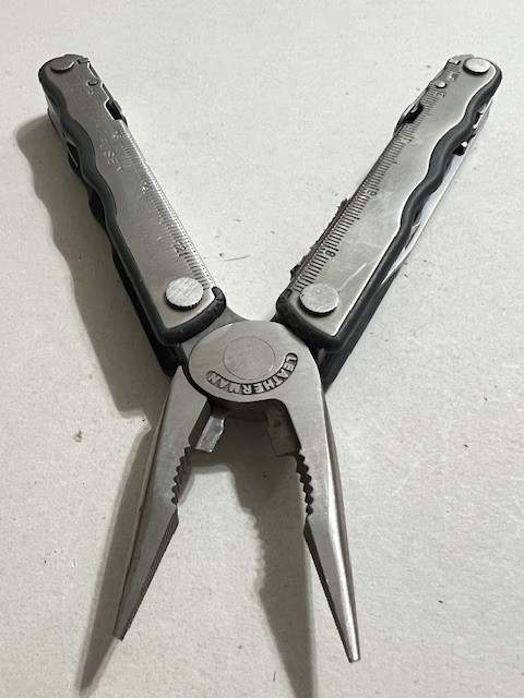 Leatherman Fuse Stainless Steel Multi-Tool with sheath – Great condition