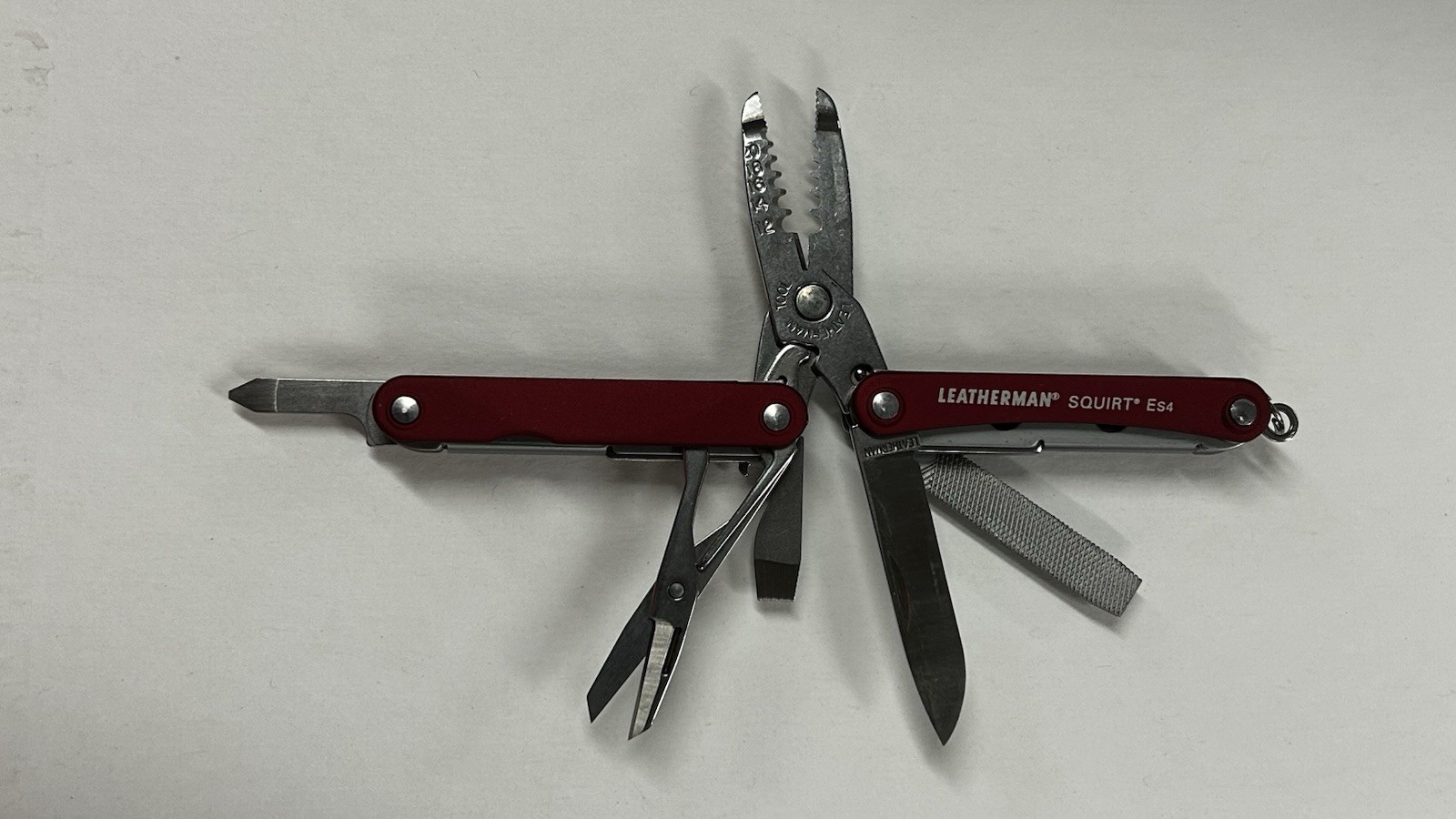 Leatherman Squirt ES4 Multi-Tool Knife Wire Strippers Discontinued Red – Unused