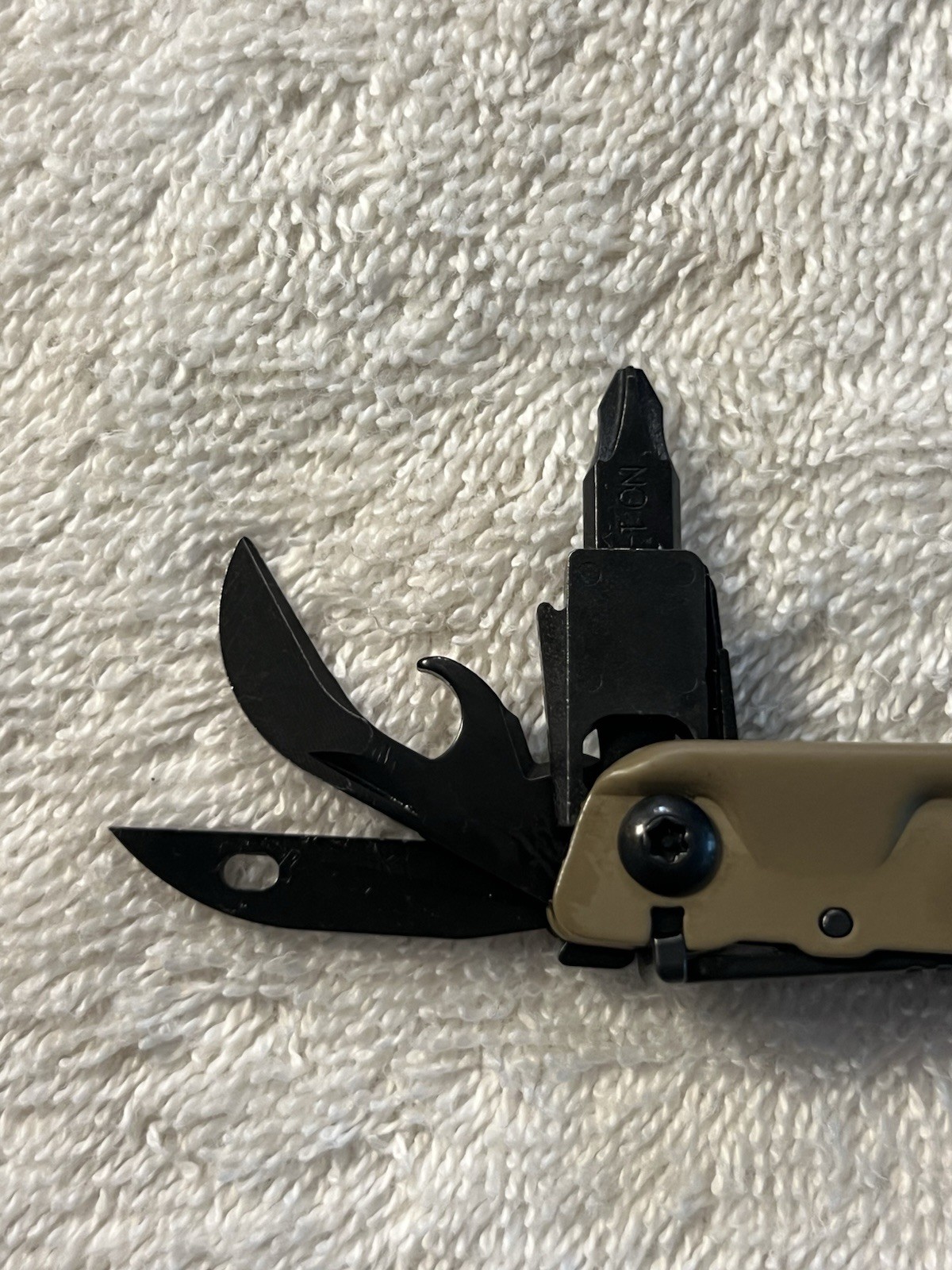 LEATHERMAN® SIGNAL® 19 Tool Stainless Steel Multitool in Coyote Tan Color 832720