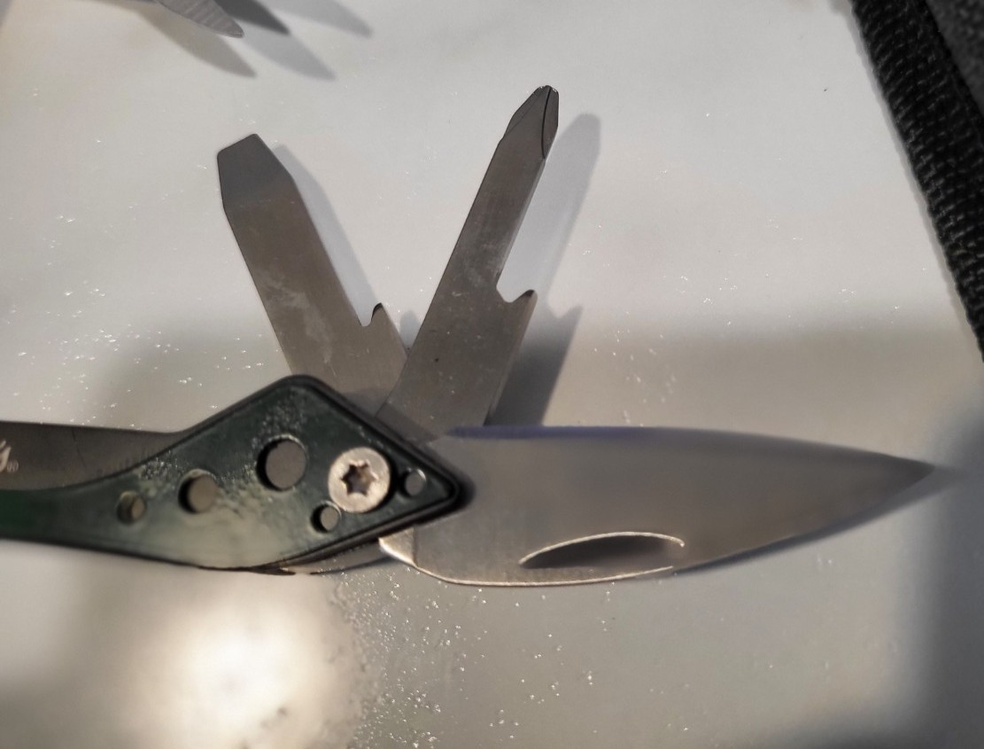 Cabela’s Multi-Tool in Green, 8 tools in one handy pocket knife
