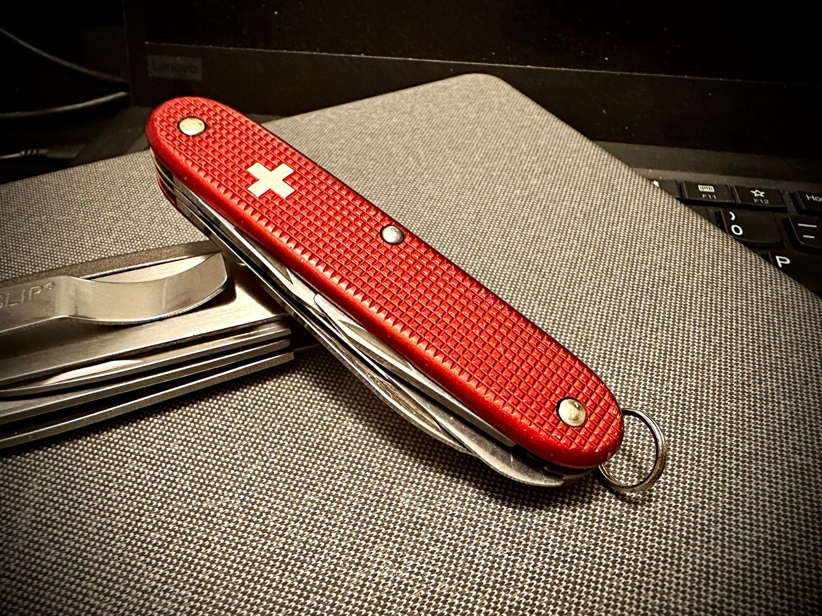 Victorionox Old Cross Farmer Alox – Red – Slipjoint