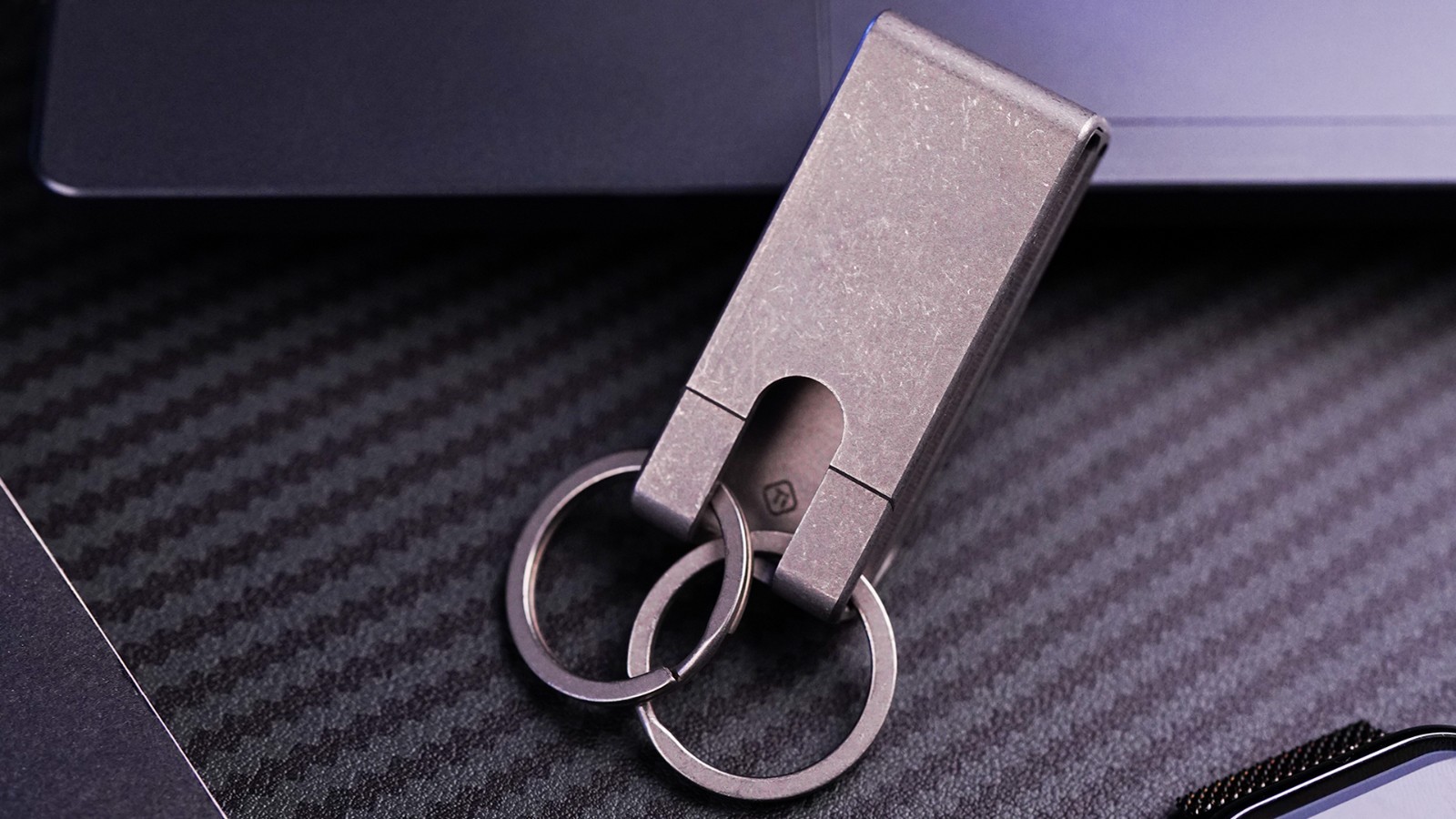 Titanium EDC Keychain Clip – One-Piece Quick-Access Key Holder for MOLLE & Belts