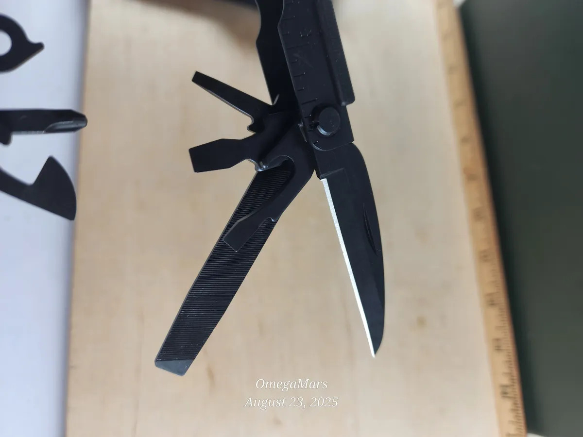 Gerber MP 600 Looks/feels brand new, w/sheath. #MP3 (MSRP 105)