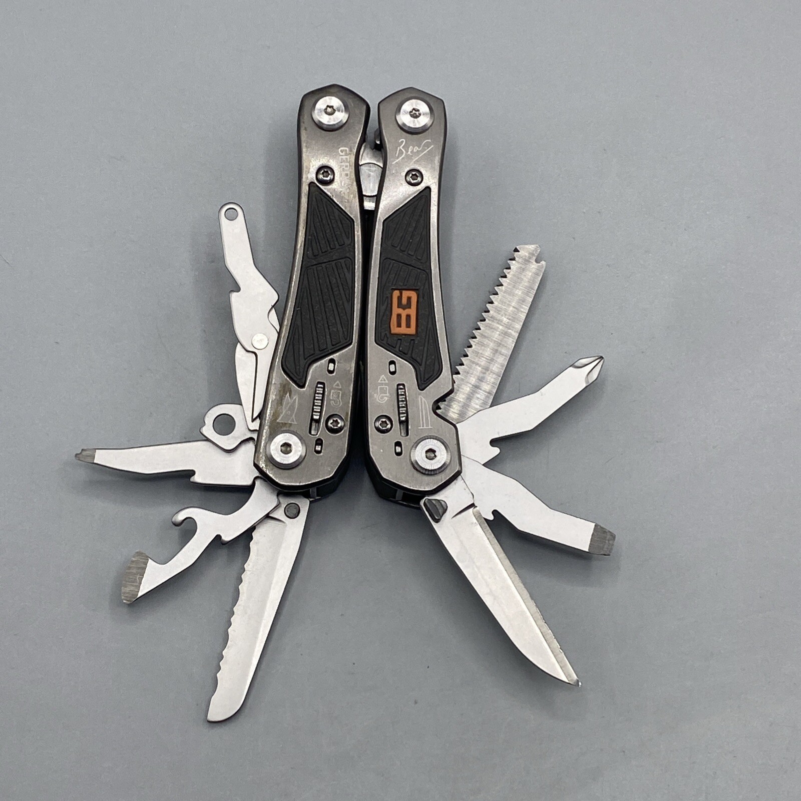 Gerber Bear Grylls Ultimate Multi tool with Sheath – Gray