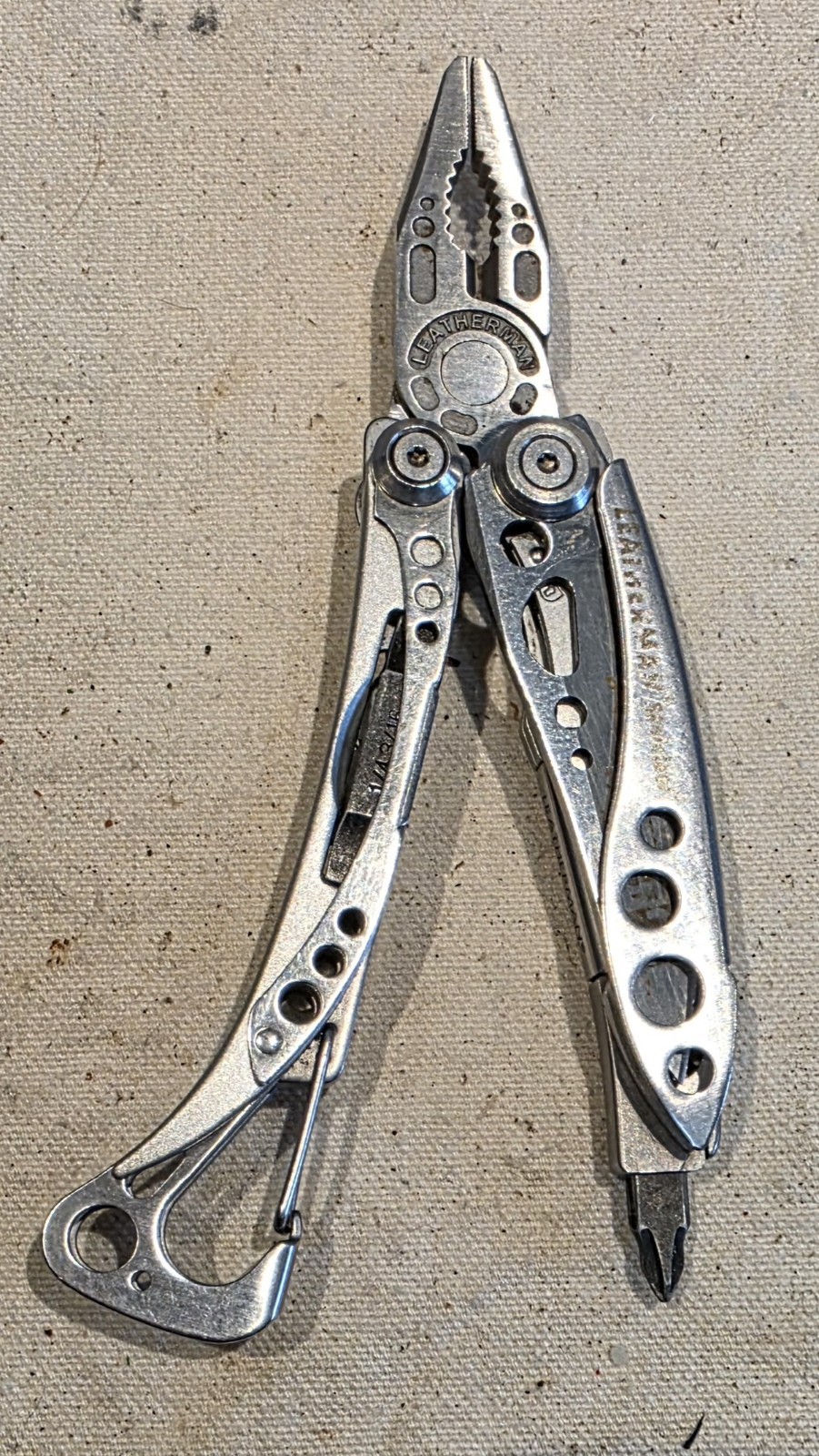 Leatherman Skeletool Multi-Tool Stainless Pocket Knife Plier Carabiner Sheath