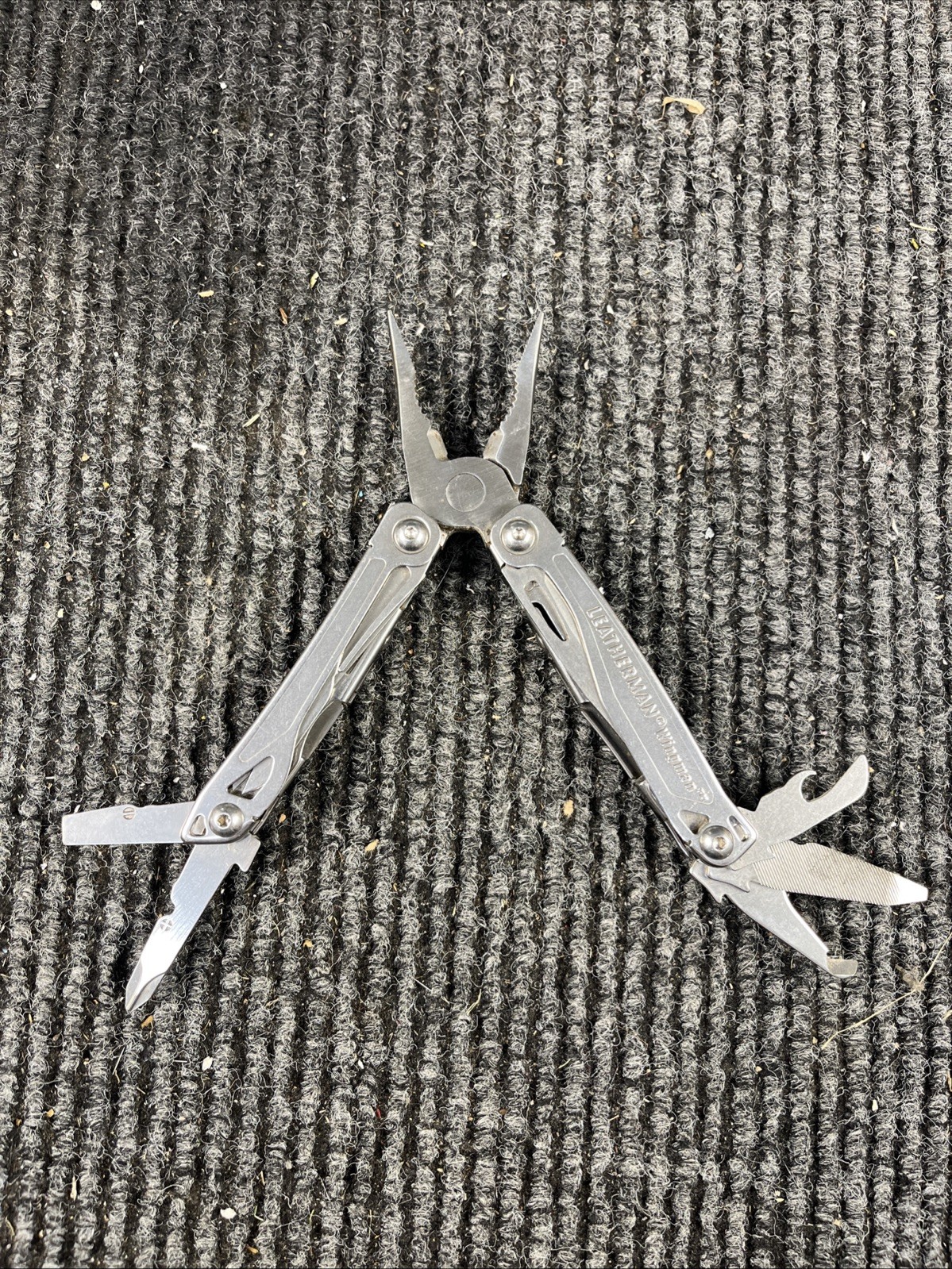 Leatherman Wingman Multitool with 14 tools Needle Nose pliers, wire cutter (035)