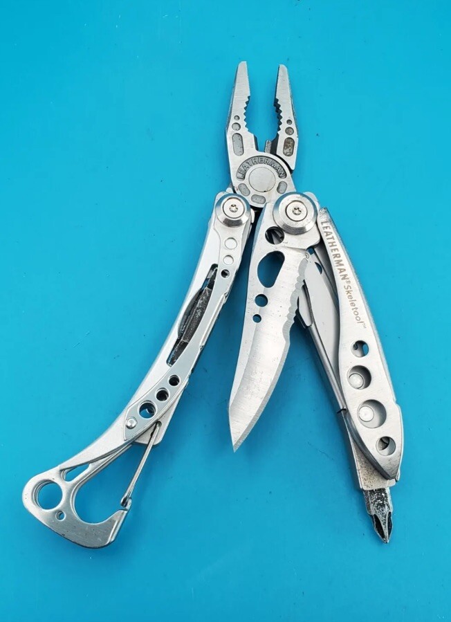 LEATHERMAN Skeletool Multi Tool – Combo Edge Blade Knife Pliers Carabiner!