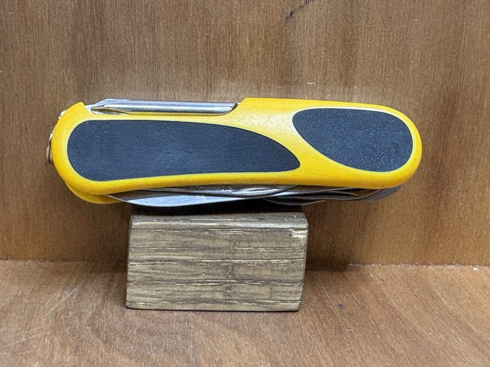 Victorinox Swiss Army Knives Evolution S18 Grip Yellow / Black NEAR MINT!