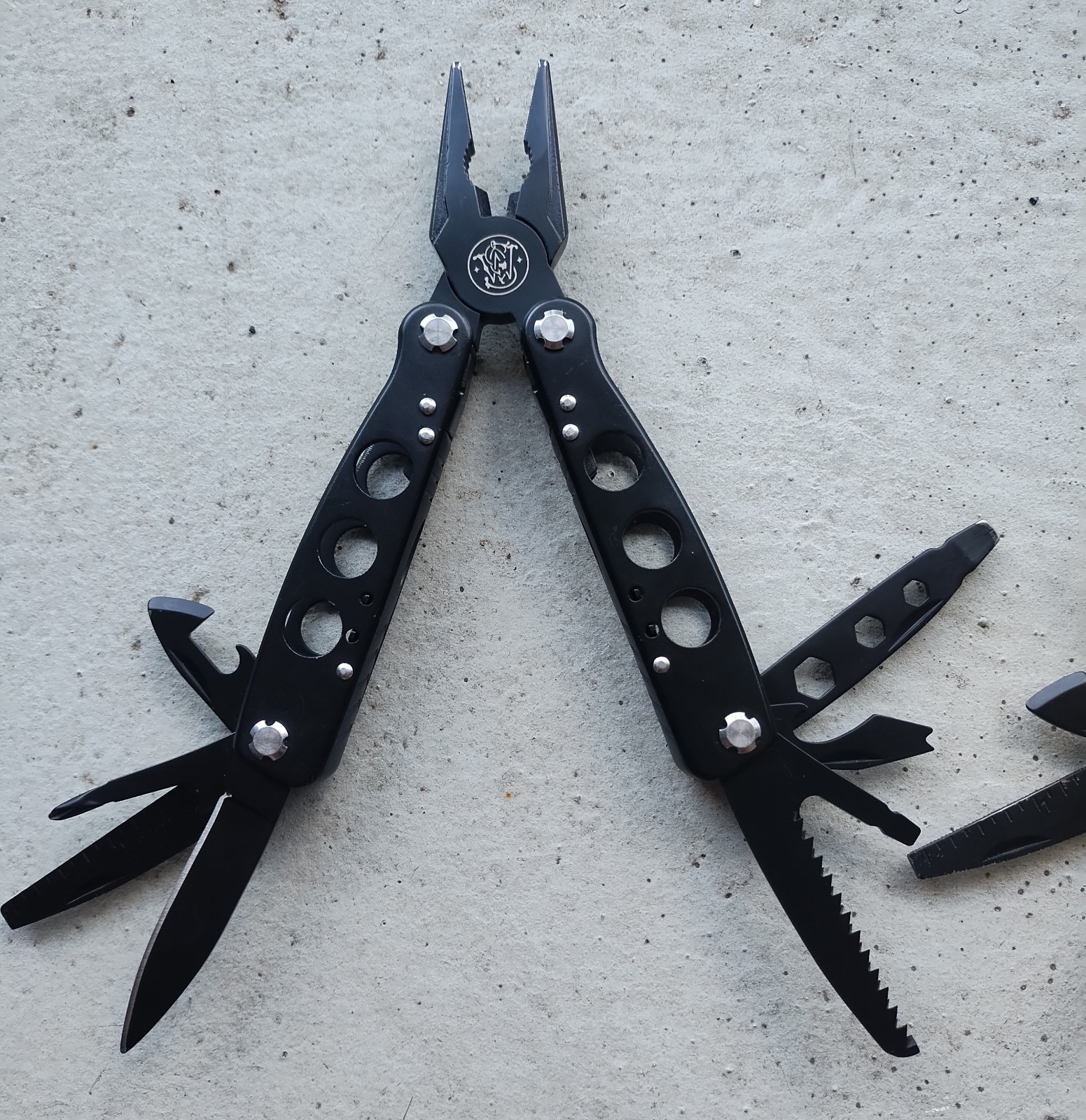 SMITH & WESSON S&W 16 FUNCTION MULTI-TOOL BLACK, EXCELLENT CONDITION, LOT OF 2