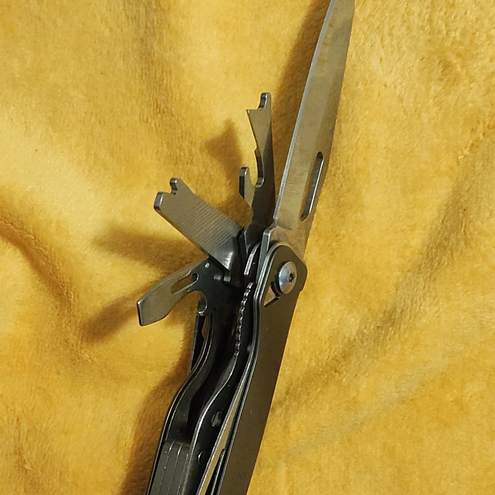 Cabela’s Multi-Tool 9 Tools Stainless Steel Pliers Knife Sheath Silver