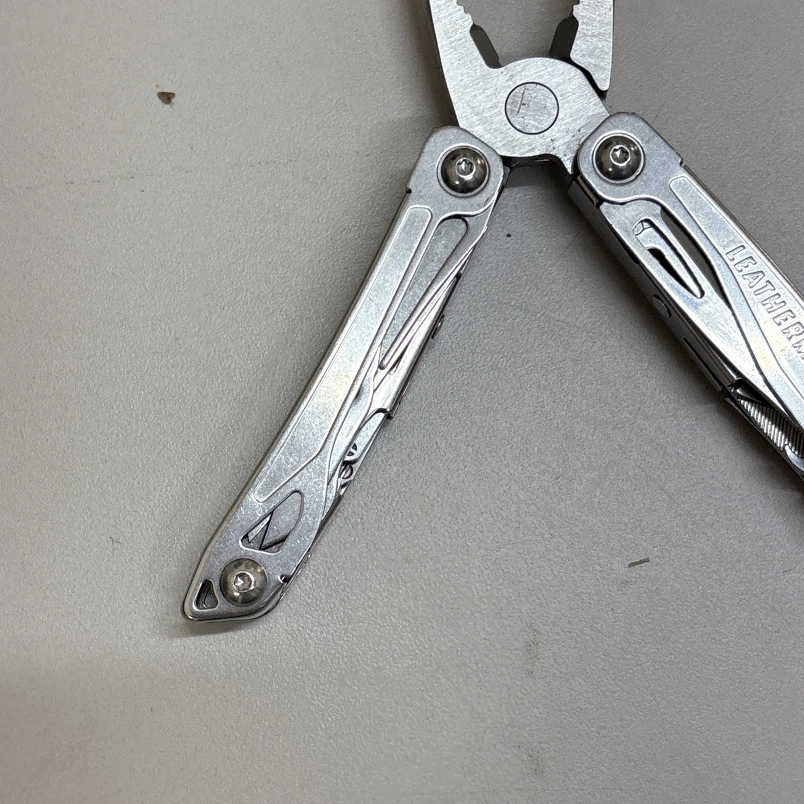 Leatherman Wingman Multitool with 14 tools Needle Nose pliers, wire cutter (038)