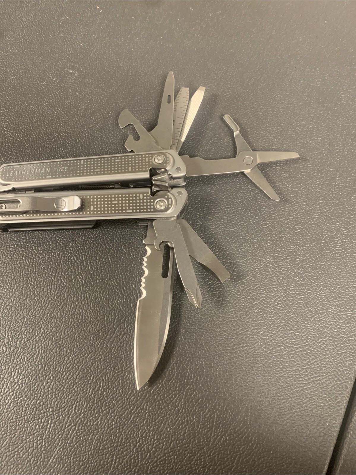 Leatherman Free P2 Multi Tool W/ Gray Sheath Excellent Condition Clean Pristine