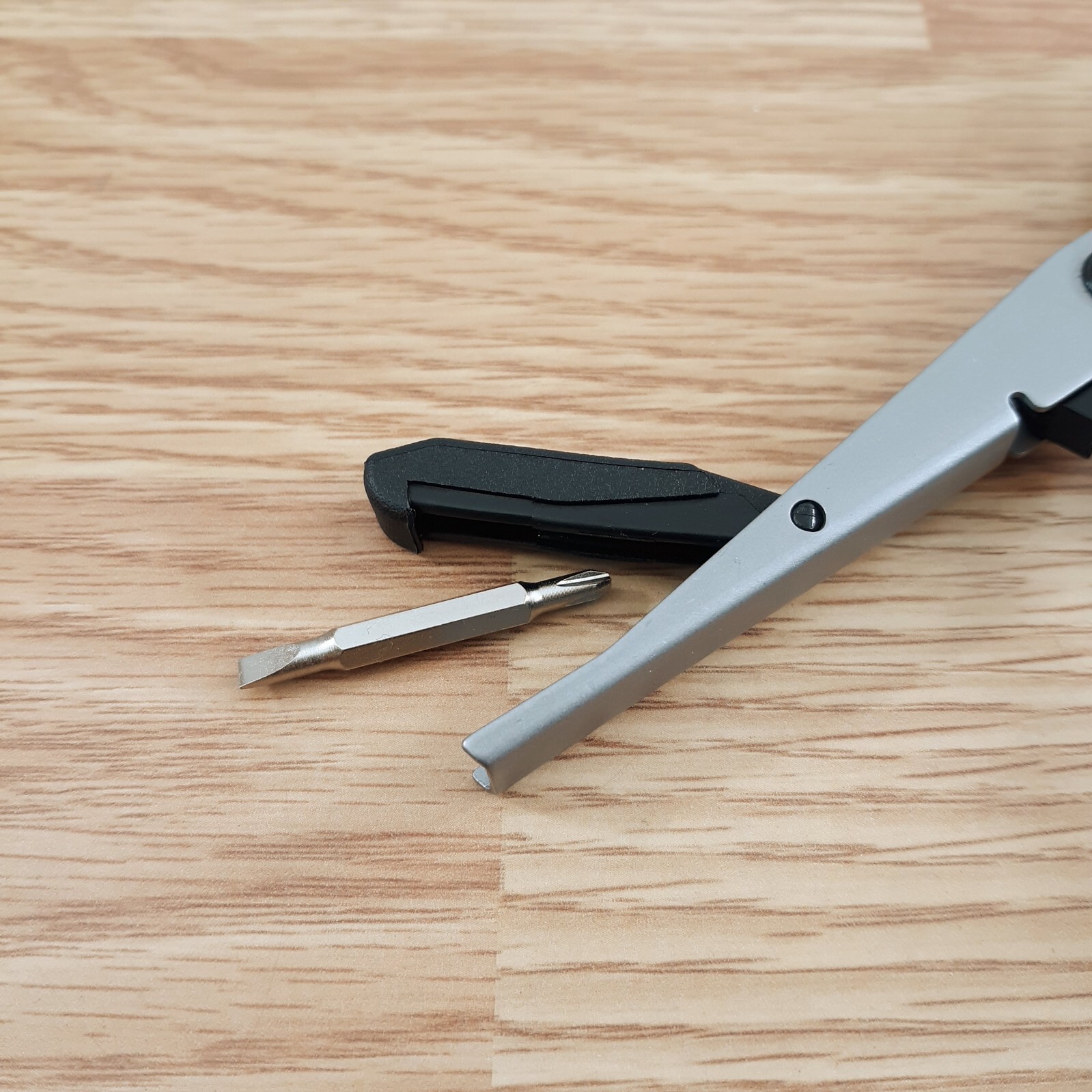 SOG Flash MT Linerlock Multi-Tool D2 Tool Steel Blade Stainless Steel Handle