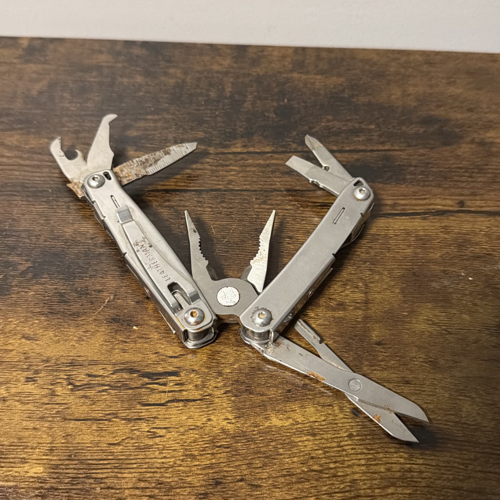 Leatherman Stainless Steel Wingman Multi-Tool: Scissors, Knife, Pliers, File, ++
