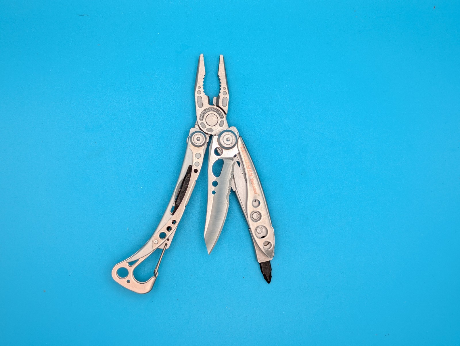 LEATHERMAN Skeletool Multi Tool – Combo Edge Blade Knife Pliers Carabiner!!!