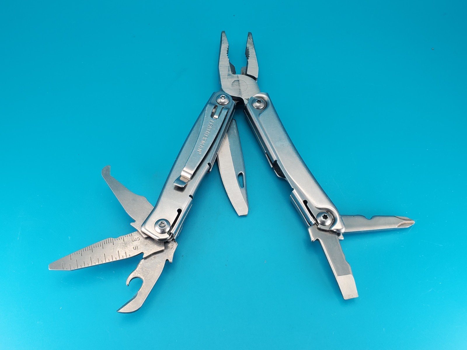 Leatherman Rev 3.8″ Multi-Tool, Stainless! *CHIPPED BLADE TIP*