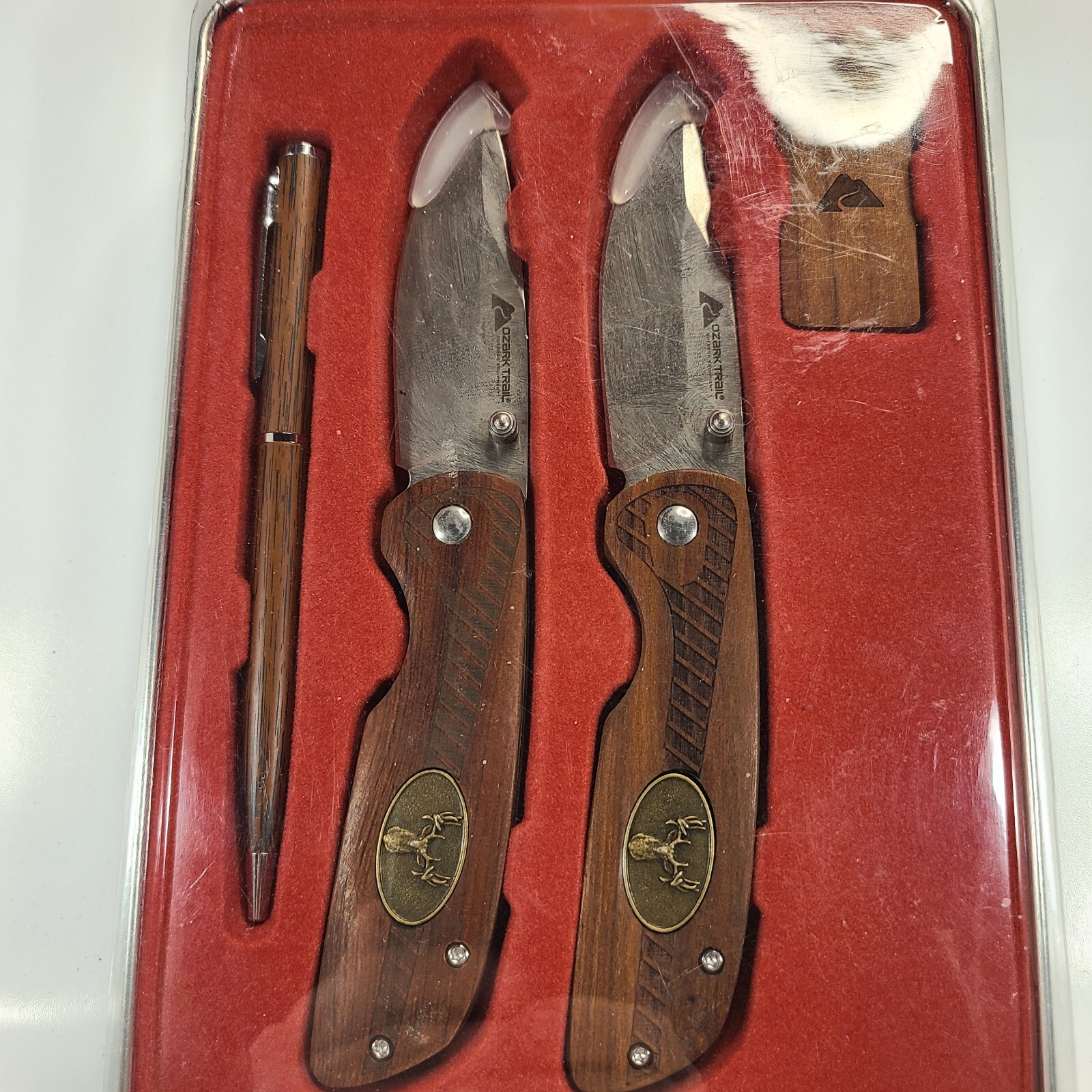 OZARK TRAIL 4 PIECE COMBO SET 2-6.5″ KNIVES DEER TIN MONEY CLIP & PEN NIB