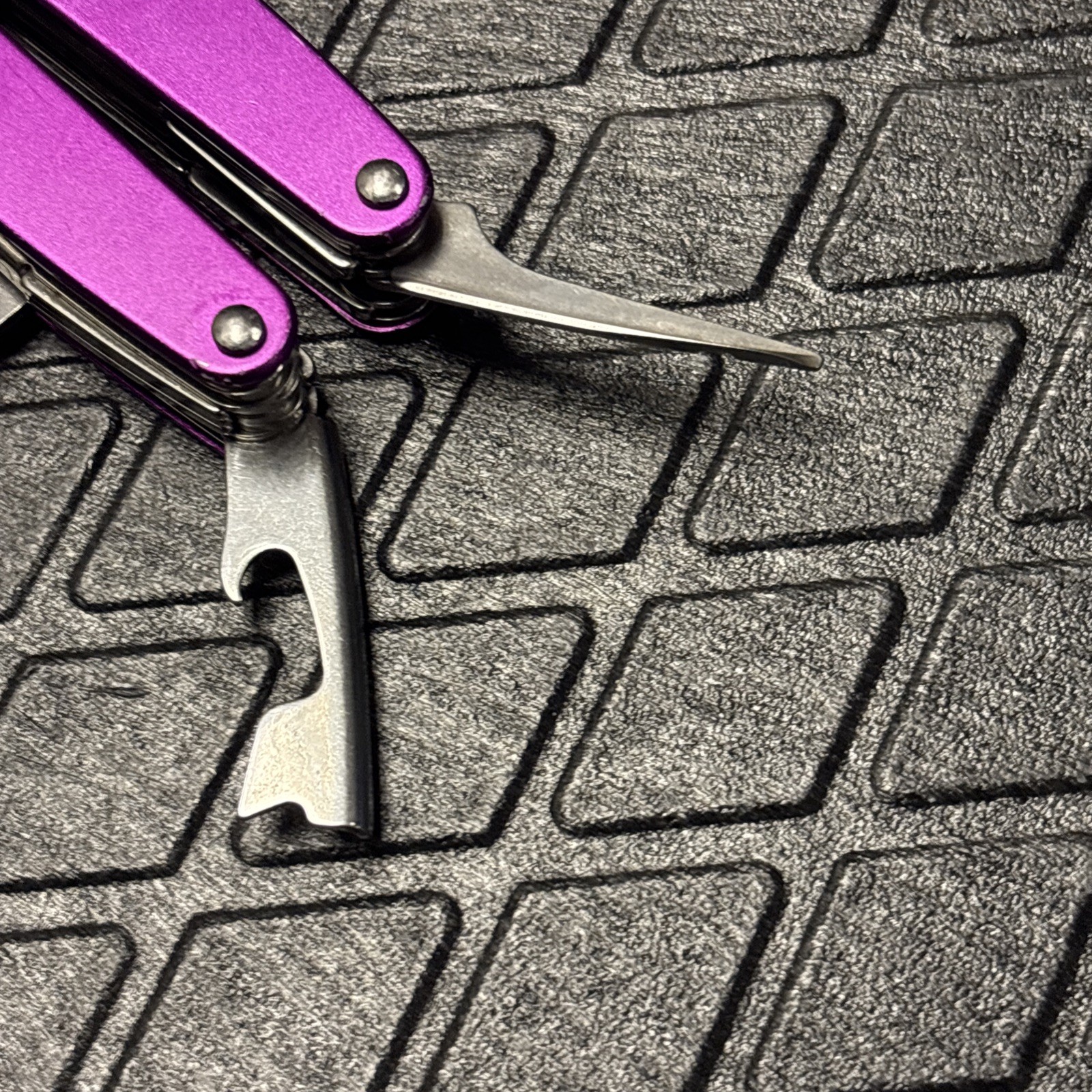 RARE Retired Leatherman Juice XE6 Thunder Purple