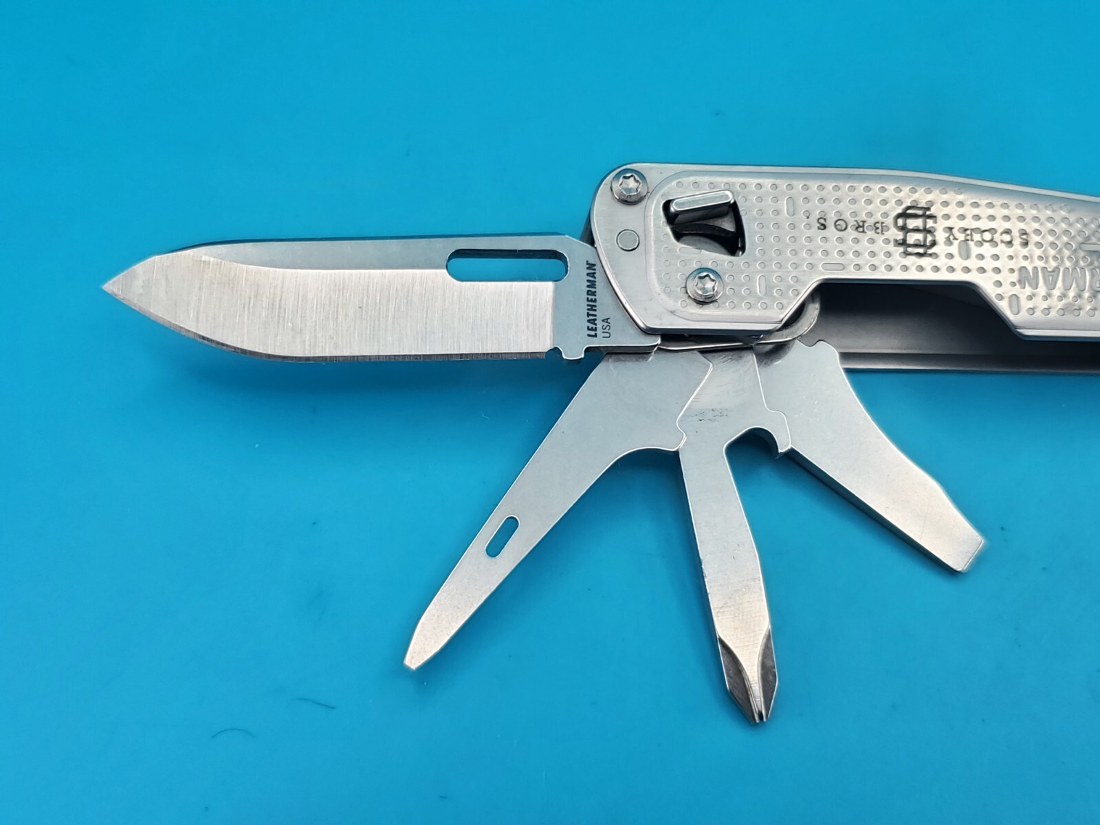 Leatherman FREE T2 Pocket Knife Multi-tool! *SCOBY BROS*