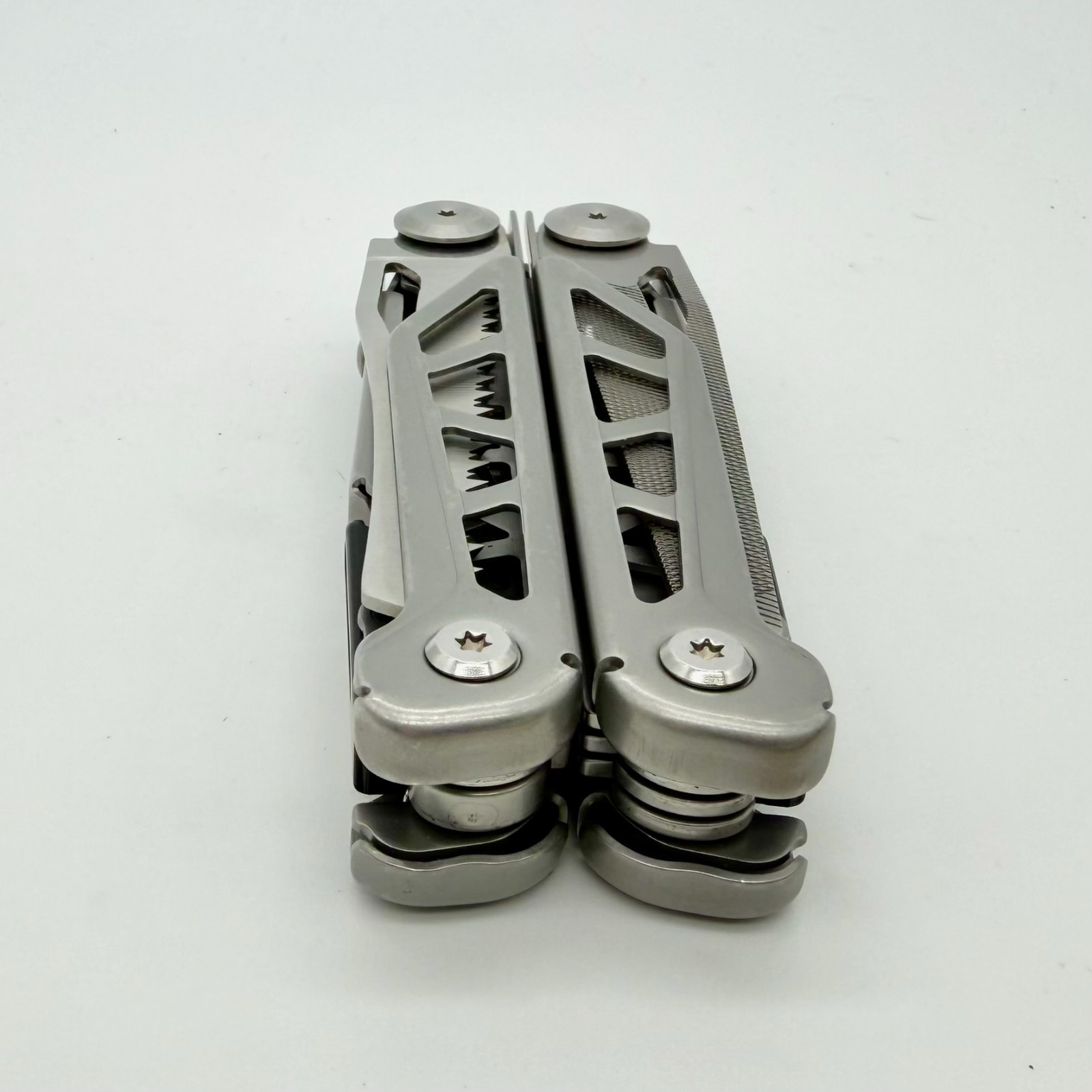 PERWIN 17-in-1 Multi-Tool Pliers Pocket Knife Saw Scissors File Self-Locking EDC