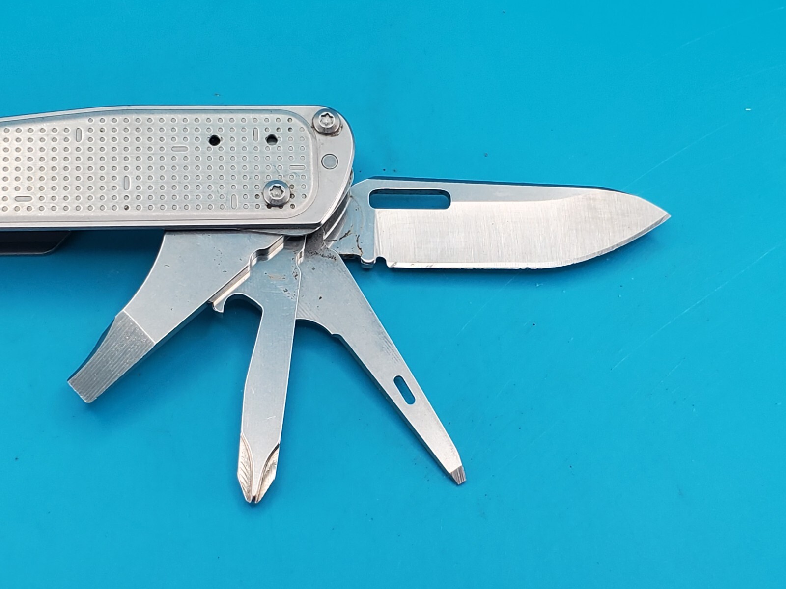 Leatherman FREE T2 Pocket Knife Multi-tool!