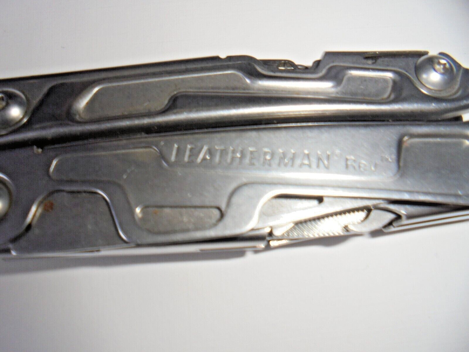LEATHERMAN – Rev Pocket Size Multitool with Package Opener and Screwdrivers