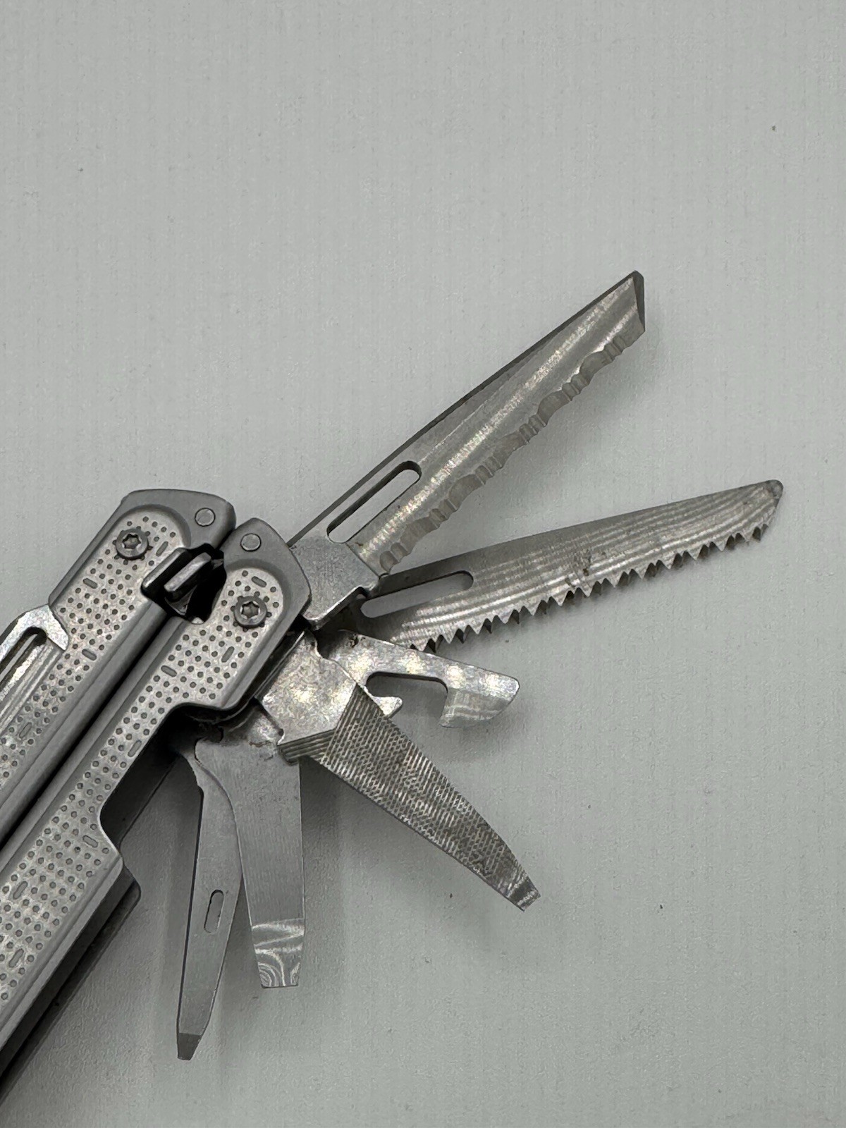 Leatherman FREE P4 Retired Multi Tool Pocket Clip Gray Sheath USA Stainless READ
