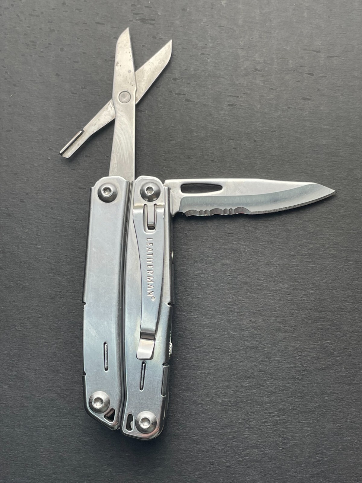 Leatherman Wingman Multitool with 14 tools Needle Nose pliers, wire cutter, etc.