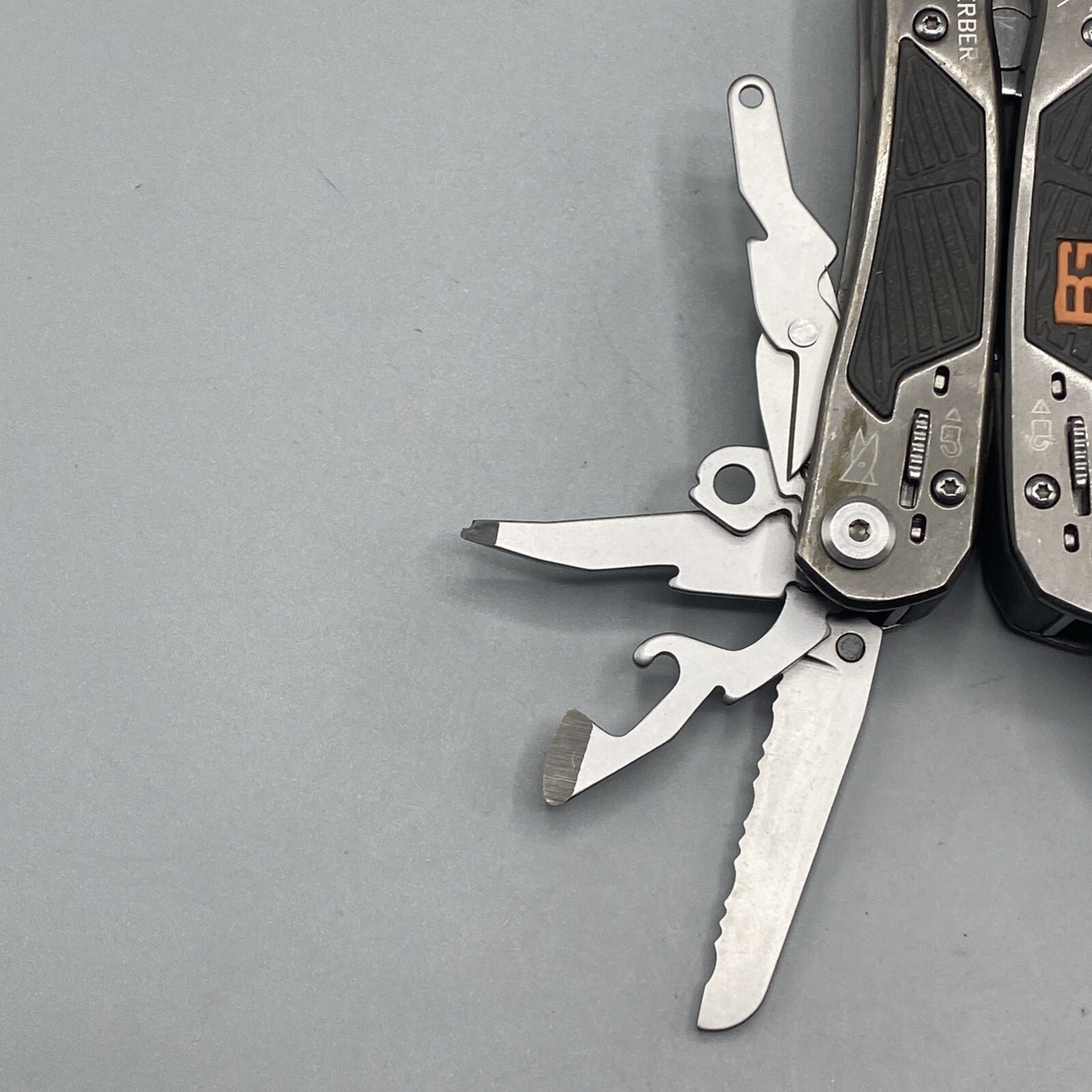 Gerber Bear Grylls Ultimate Multi tool with Sheath – Gray