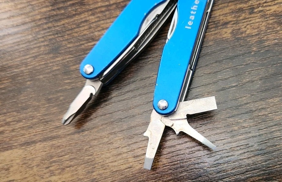 Leatherman Juice CS4 Blue Multitool – Pliers Blade Corkscrew – Great D64