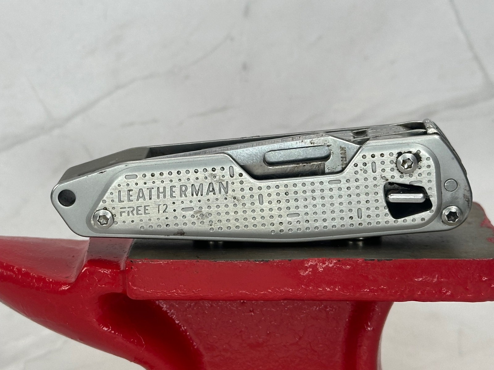 Leatherman FREE T2 Multitool Folding Knife Silver Tone EDC USA