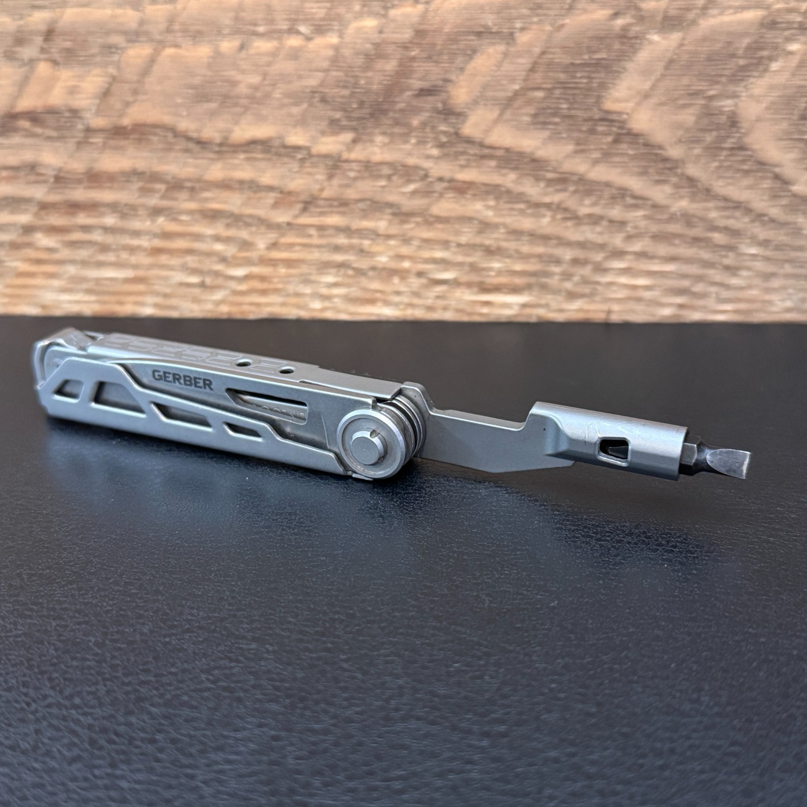 GERBER Gear ARMBAR Drive 8-in-1 Pocket Knife Multi-Tool, Black/Silver 8970521A