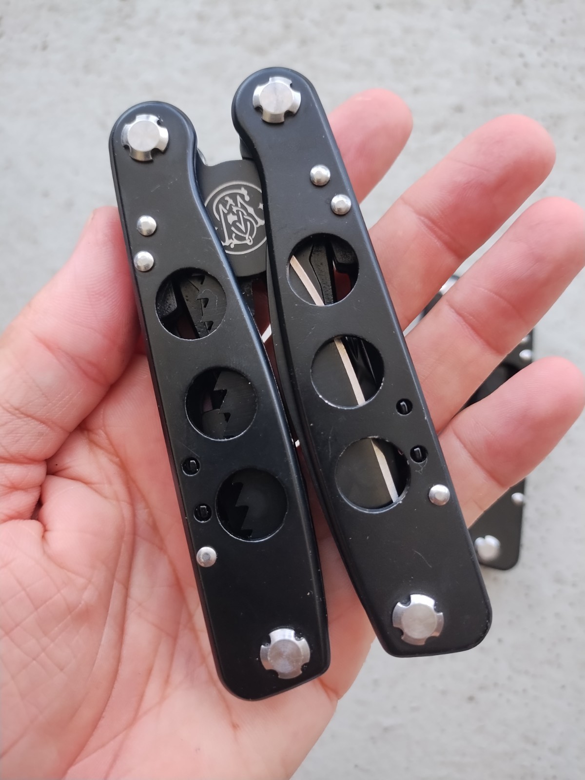 SMITH & WESSON S&W 16 FUNCTION MULTI-TOOL BLACK, EXCELLENT CONDITION, LOT OF 2