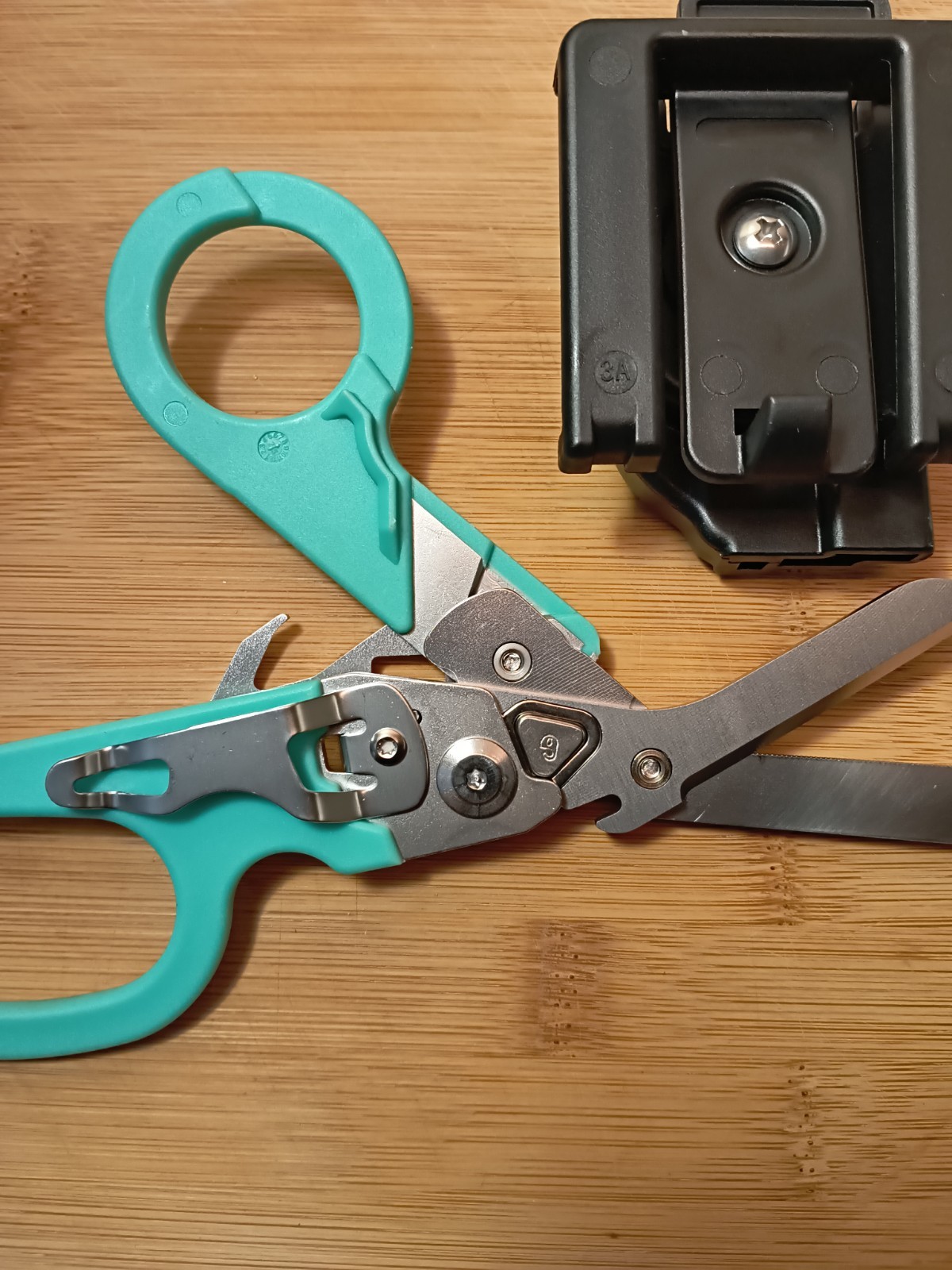 6 In 1 Trauma Shears Multi Tool Compared To Raptor Turquoise Carry Case